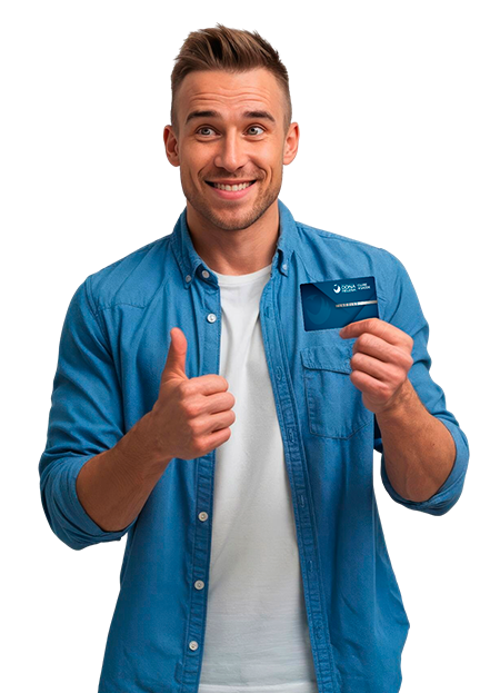 Homem com cartão Clube Mais Saúde
